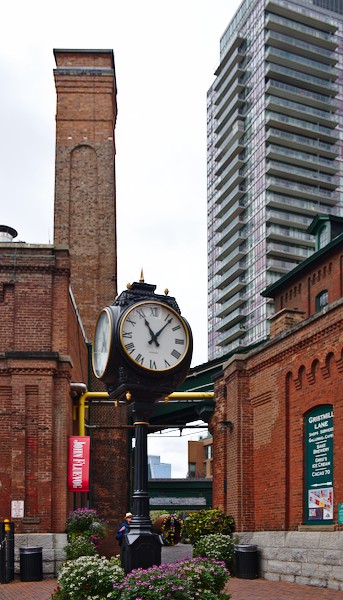 Detail Distillery District mit Turmuhr