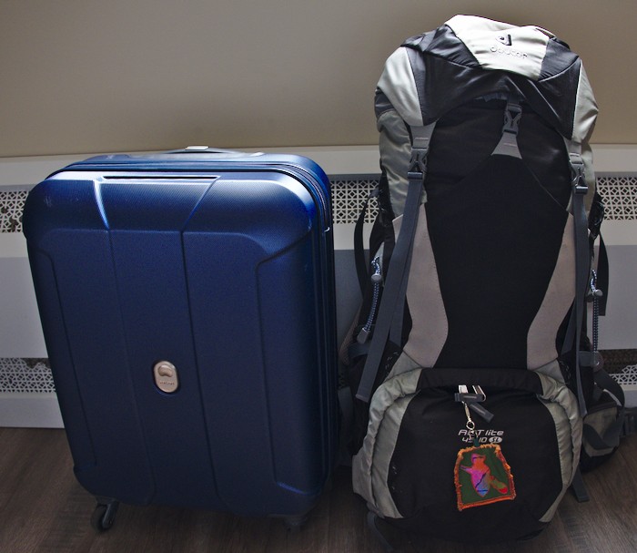 Rucksack und Koffer