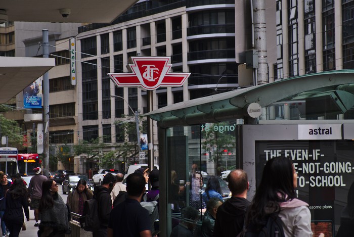 Straßengewimmel mit Subwayschild