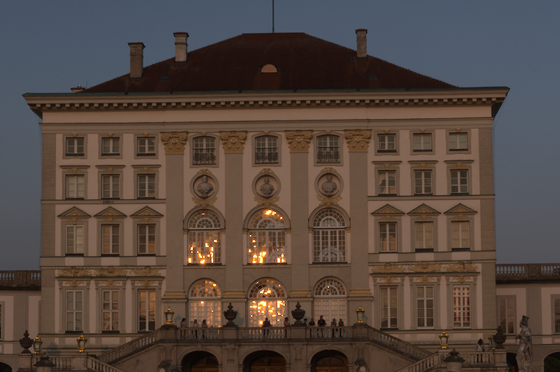 Sonnenlichtspiegelung in den Schloßfenstern