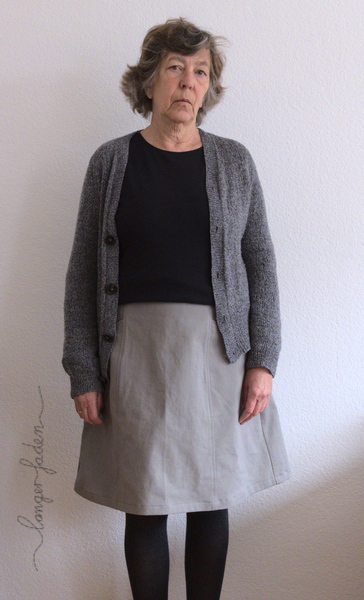 reedskirt mit strickjacke u kurzem t shirt