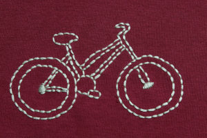 Detail gesticktes Fahrrad auf rotem T-Shirt