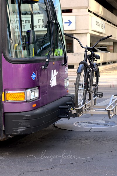 bus mit fahrrad auf einem staender vorne dran