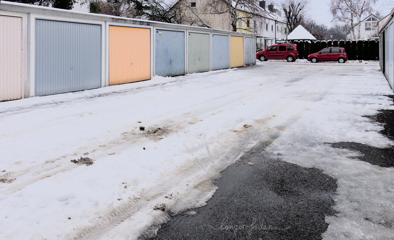 garagenhof mit schnee