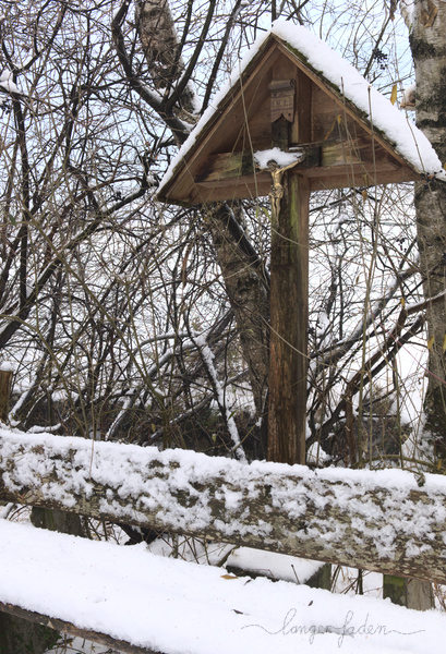 kreuz und bank im schnee