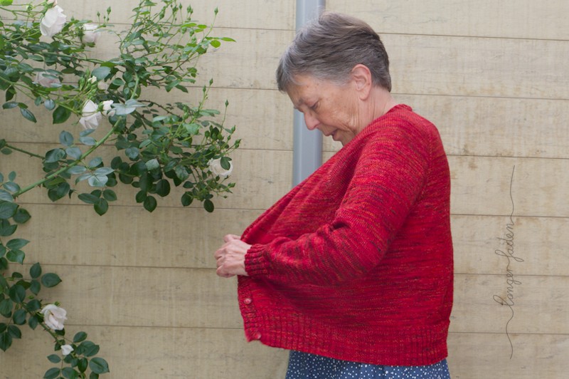 rote strickjacke zuknoepfen