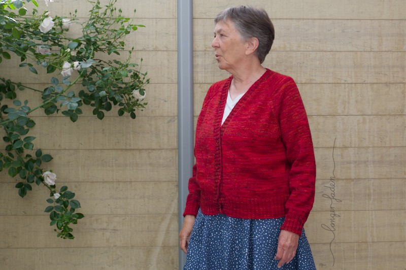 rote Strickjacke, fertig, zugeknöpft