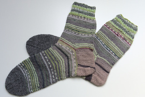 selbstgestrickte Socken aus Wollresten